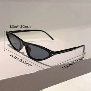 Detaillierte Maße der schmalen schwarzen Cat-Eye-Sonnenbrille mit dunklen Gläsern und Rahmen