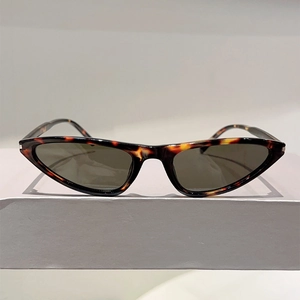 Nahaufnahme der dreieckigen Cat-Eye-Sonnenbrille mit Schildpatt-Rahmen und dunklen Gläsern