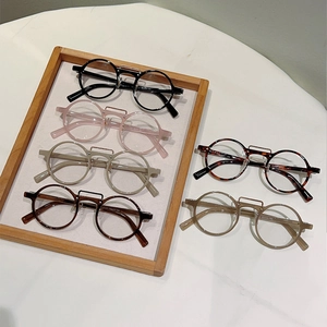 Collection de lunettes rondes rétro anti-lumière bleue en couleurs variées sur plateau