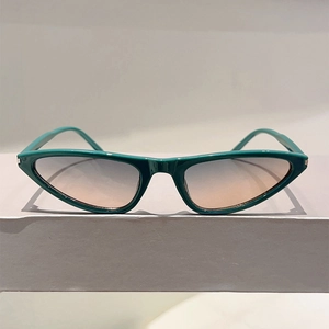 Schicke dunkelgrüne Katzenaugen-Sonnenbrille mit orange-rosa Verlaufsgläsern für Streetstyle