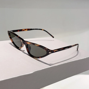 Detailaufnahme im 45-Grad-Winkel: Cat-Eye-Sonnenbrille mit Schildpatt-Muster und Gläsern