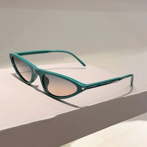 Detailansicht der Cat-Eye-Sonnenbrille mit seegrünem Rahmen und Verlaufsgläsern