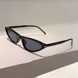 Detailansicht der kleinen Katzenaugen-Sonnenbrille mit schwarzem Rahmen und Goldakzenten