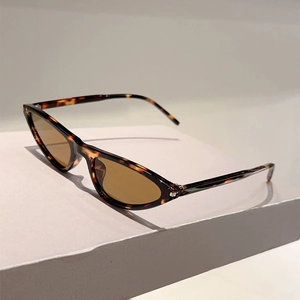 Detailansicht der Cat-Eye-Sonnenbrille mit Schildpattmuster und dunkelbraunen Gläsern