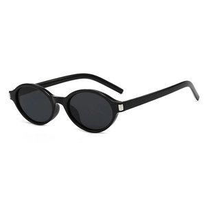 Lunettes de soleil ovales rétro noires avec charnière argentée sur fond blanc neutre