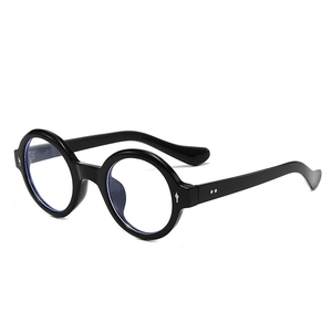 Klassische runde schwarze Acetatbrille mit Silbernieten in einer 45-Grad-Ansicht