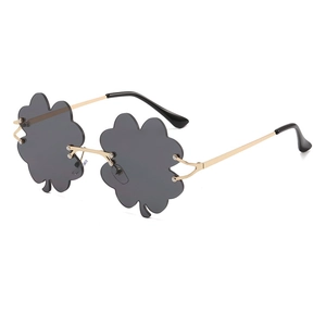 Gafas de sol de trébol de cuatro hojas sin montura con lentes grises y patillas de metal oro