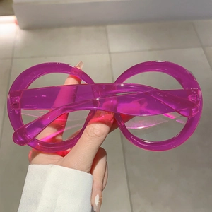 Detailed view of the purple transparent oversized frame with a retro round aesthetic