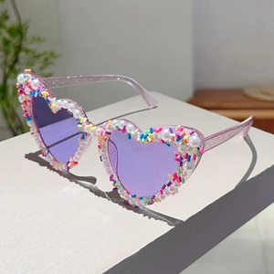 Detail der Herz-Sonnenbrille mit Glitzer, Perlen und bunten Streuseln für Party-Anlässe