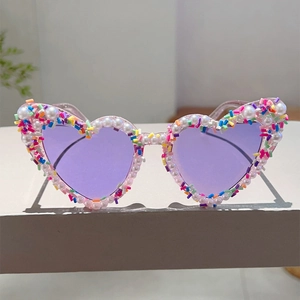 Herzförmige Party-Sonnenbrille mit lila Gläsern, weißen Perlen und bunten Streuseln