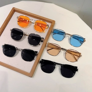 Kollektion von Retro-Metall-Sonnenbrillen in verschiedenen Farben und Stilen