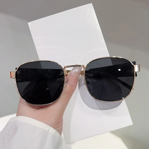 Details einer ovalen Metallfassung Sonnenbrille mit goldener Politur und Gläsern