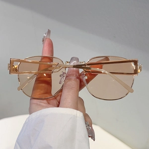 Detailansicht der ovalen Vintage-Goldmetall-Sonnenbrille mit hellbernsteinfarbenen Gläsern