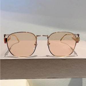 Detailansicht der Vintage-Oval-Sonnenbrille mit goldenem Metallrahmen und Gläsern