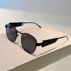 Detailansicht der ovalen Metall-Sonnenbrille mit schwarzen geometrischen Details