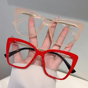 Vista dettagliata di montature occhi di gatto rosa e rosse con aste in metallo alla moda