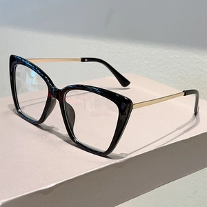 Vista dettagliata di occhiali anti-luce blu cat-eye con montatura nera e aste in metallo oro