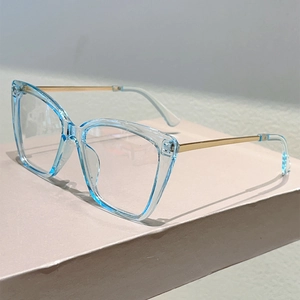 Dettaglio occhiali cat-eye azzurro chiaro con eleganti aste in metallo dorato