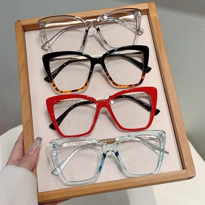 Occhiali anti-luce blu oversize stile cat-eye con eleganti accenti metallici