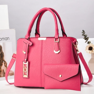 Set aus handtasche und clutch in pink aus PU-leder mit goldener hardware und gurt