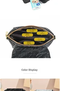 Dettaglio borsa a tracolla con scomparti interni e design in pelle pieghettata alla moda