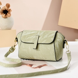 Borsa a tracolla verde salvia con trama pieghettata e tracolla regolabile in set elegante