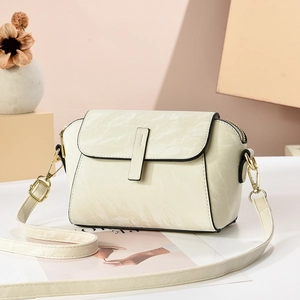 Elegante borsa a tracolla bianco crema con trama marmorizzata e dettagli dorati