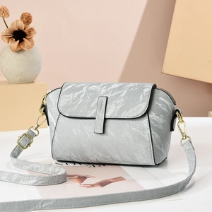 Borsa a tracolla grigio argento texture marmo con finiture dorate e tracolla regolabile chic