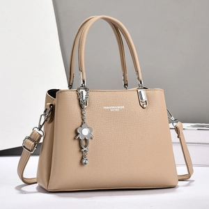 Sac fourre-tout beige en cuir à motif litchi avec double poignée et pendentif fleur