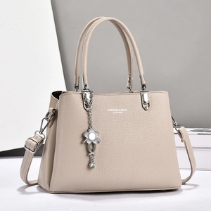 Sac fourre-tout beige en similicuir avec pendentif floral et grande capacité
