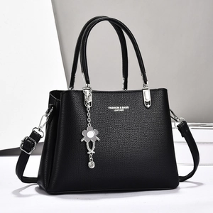 Sac Fourre-Tout pour Femmes en Cuir PU Grain de Litchi Mode Navetteur Sac à Bandoulière à Main Avec Pendentif Fleur Matériel Argenté