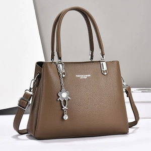 Sac à main cabas marron en cuir avec pendentif floral et grande capacité pour femmes