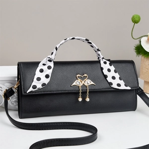 Sac bandoulière chic en cuir noir avec boucle cygne et poignée en foulard de soie