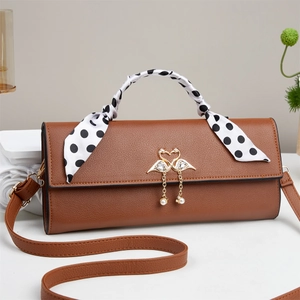 Sac à main en cuir marron avec fermoir cygne doré et foulard décoratif en soie à pois