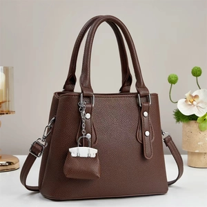 Sac fourre-tout marron grainé avec pendentif mini pochette et détails argentés