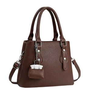 Klassische dunkelbraune Handtasche aus Leder mit Kieselstruktur und Taschenanhänger