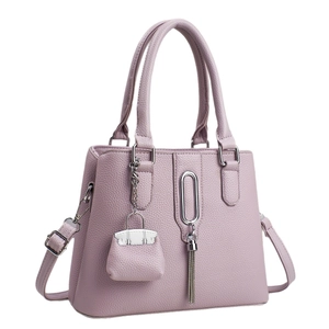 Elegante lavendelfarbene Handtasche aus Leder mit Schultergurt und Metallanhängern