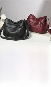 Détail des sacs bandoulière multi-couches en cuir souple, coloris noir et bordeaux