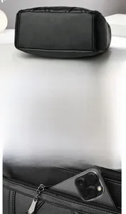 Détail du sac en cuir noir montrant la structure du fond et la poche arrière pour téléphone