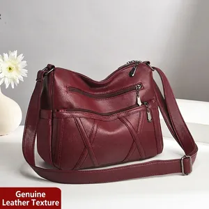 Sac bandoulière rouge foncé à poches multiples en cuir avec texture de galet