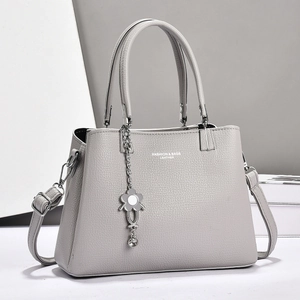 Hellgraue Shopper-Tasche aus Leder mit Lychee-Muster und Blumenanhänger