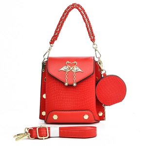 Fashionable red croc-effect crossbody bag with heart clasp and detachable round coin purse