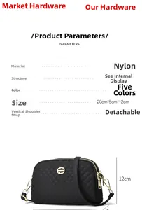 Vue détaillée du sac bandoulière en nylon matelassé noir avec dimensions et finitions dorées