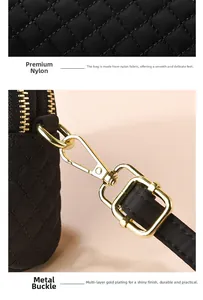 Détail du nylon matelassé noir avec boucle métallique plaquée or de haute qualité