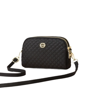Sac bandoulière matelassé noir moderne avec logo doré et bandoulière réglable
