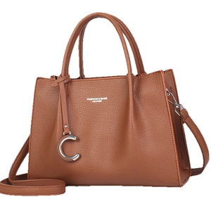 Sac à main en cuir marron avec pendentif C argenté et bandoulière réglable chic