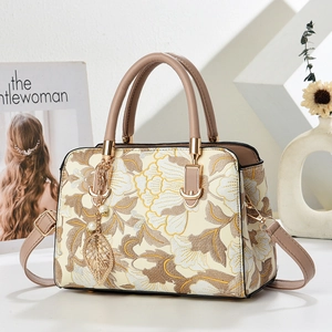 Sac à main rétro crème avec broderie florale et pendentif feuille d'or, décor élégant