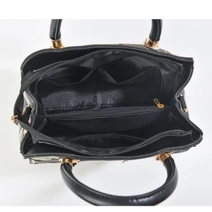 Détail de l'intérieur du sac brodé vintage avec compartiments multiples et fermeture