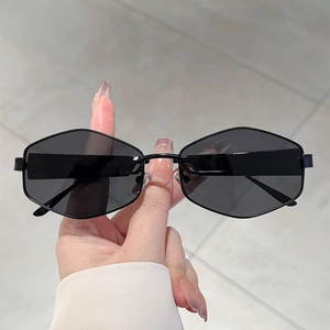 Gros plan sur les lunettes de soleil polygonales noires avec monture métallique Y2K