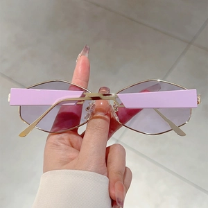 Vue détaillée des branches en métal doré avec plaques violettes sur lunettes Y2K géométriques